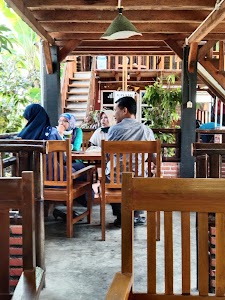 Resto Lesehan Gendut Taman in Kebumen, indonesia