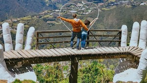"Las Manos de Dios" Baños de Agua Santa in Banos, ecuador